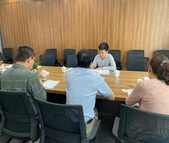 说明: 会议室里的人们描述已自动生成